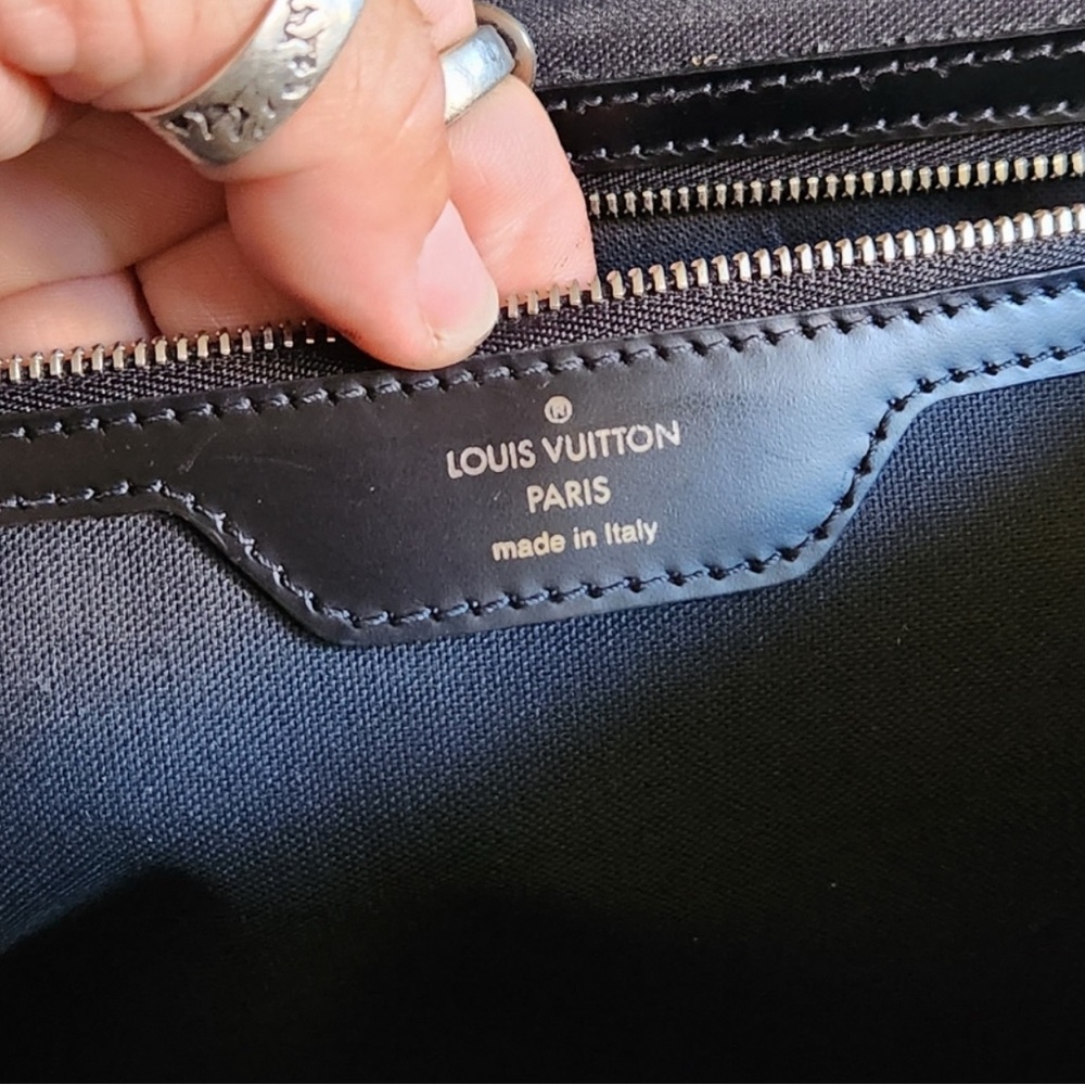 Louis Vuitton Elegant Black Messenger Bag - Picture 8 of 11